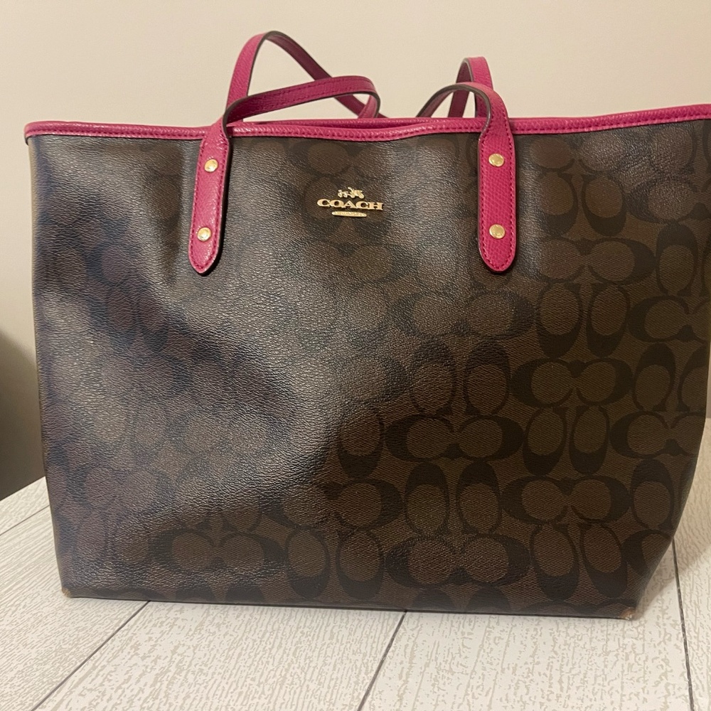 Coach Shoulder Bag Dark brown with pink trim